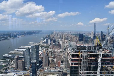 NEW YORK, NY - 20 Haziran 2021 'de Hudson Yards' daki The Edge Observation Deck 'ten New York City' nin Hava Görüntüsü.