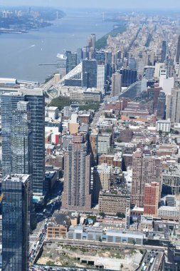 NEW YORK, NY - 20 Haziran 2021 'de Hudson Yards' daki The Edge Observation Deck 'ten New York City' nin Hava Görüntüsü.