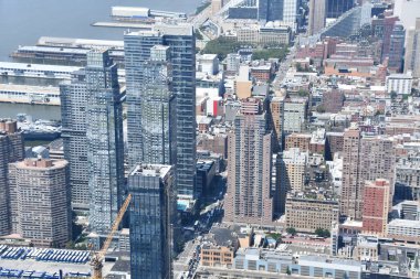 NEW YORK, NY - 20 Haziran 2021 'de Hudson Yards' daki The Edge Observation Deck 'ten New York City' nin Hava Görüntüsü.
