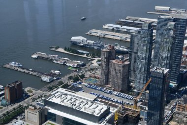 NEW YORK, NY - 20 Haziran 2021 'de Hudson Yards' daki The Edge Observation Deck 'ten New York City' nin Hava Görüntüsü.