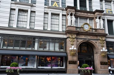 MANHATTAN, New York - 20 Haziran 2021 'de New York' ta 34. Cadde 'deki Herald Meydanı' nda Macys.