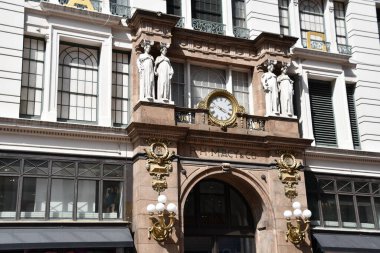 MANHATTAN, New York - 20 Haziran 2021 'de New York' ta 34. Cadde 'deki Herald Meydanı' nda Macys.