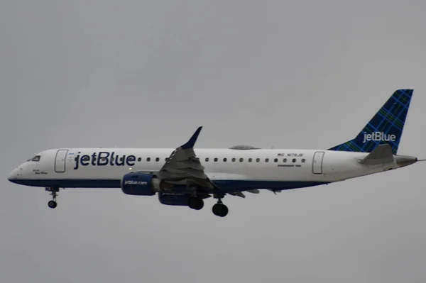 Newark Jun Avião Jetblue Decolando Aeroporto Internacional Newark Liberty Nova — Fotografia de Stock