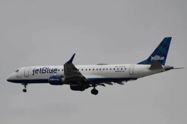 Newark Jun Avião Jetblue Decolando Aeroporto Internacional Newark Liberty Nova — Fotografia de Stock