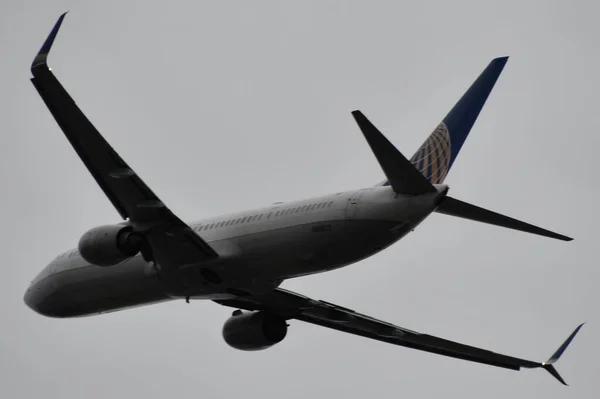 Newark Jun Samolot United Airlines Startujący Międzynarodowego Portu Lotniczego Newark — Zdjęcie stockowe