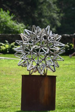 RIDGEFIELD, CT - 10 Temmuz 2021 'de ABD' nin Ridgefield kentindeki Aldrich Çağdaş Sanat Müzesi 'nde Frank Stella' nın bir Anketi.