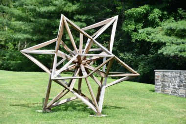 RIDGEFIELD, CT - 10 Temmuz 2021 'de ABD' nin Ridgefield kentindeki Aldrich Çağdaş Sanat Müzesi 'nde Frank Stella' nın bir Anketi.
