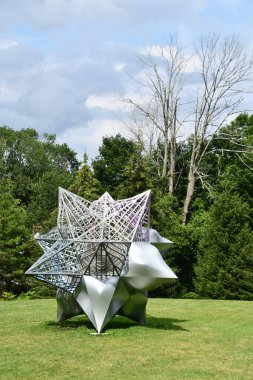 RIDGEFIELD, CT - 10 Temmuz 2021 'de ABD' nin Ridgefield kentindeki Aldrich Çağdaş Sanat Müzesi 'nde Frank Stella' nın bir Anketi.