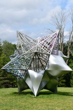 RIDGEFIELD, CT - 10 Temmuz 2021 'de ABD' nin Ridgefield kentindeki Aldrich Çağdaş Sanat Müzesi 'nde Frank Stella' nın bir Anketi.
