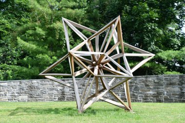 RIDGEFIELD, CT - 10 Temmuz 2021 'de ABD' nin Ridgefield kentindeki Aldrich Çağdaş Sanat Müzesi 'nde Frank Stella' nın bir Anketi.