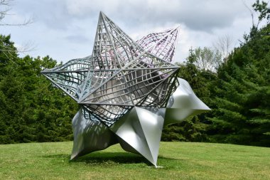 RIDGEFIELD, CT - 10 Temmuz 2021 'de ABD' nin Ridgefield kentindeki Aldrich Çağdaş Sanat Müzesi 'nde Frank Stella' nın bir Anketi.
