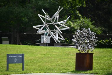 RIDGEFIELD, CT - 10 Temmuz 2021 'de ABD' nin Ridgefield kentindeki Aldrich Çağdaş Sanat Müzesi 'nde Frank Stella' nın bir Anketi.