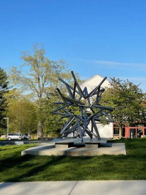 RIDGEFIELD, CT - 10 Temmuz 2021 'de ABD' nin Ridgefield kentindeki Aldrich Çağdaş Sanat Müzesi 'nde Frank Stella' nın bir Anketi.