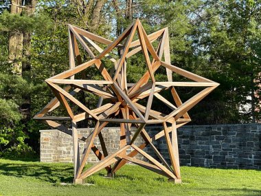 RIDGEFIELD, CT - 10 Temmuz 2021 'de ABD' nin Ridgefield kentindeki Aldrich Çağdaş Sanat Müzesi 'nde Frank Stella' nın bir Anketi.