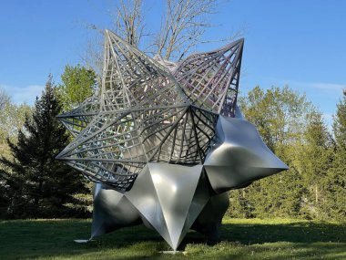 RIDGEFIELD, CT - 10 Temmuz 2021 'de ABD' nin Ridgefield kentindeki Aldrich Çağdaş Sanat Müzesi 'nde Frank Stella' nın bir Anketi.