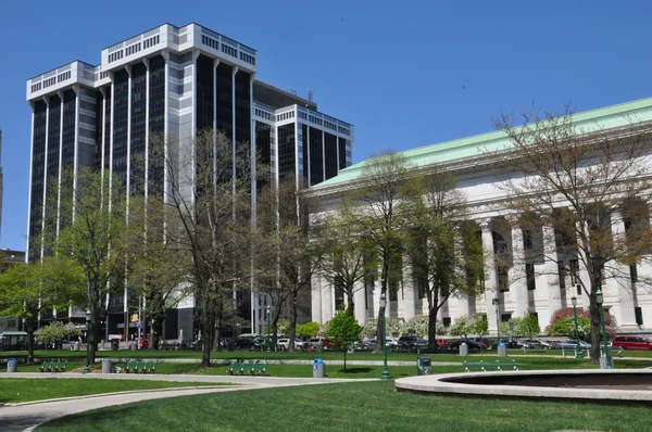 One Commerce Plaza y el Edificio de Educación Estatal en Albany, estado de Nueva York — Foto de Stock