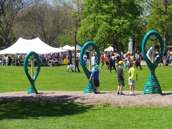 Parque infantil no Festival Tulip 2014 em Washington Park em Albany, estado de Nova York — Fotografia de Stock