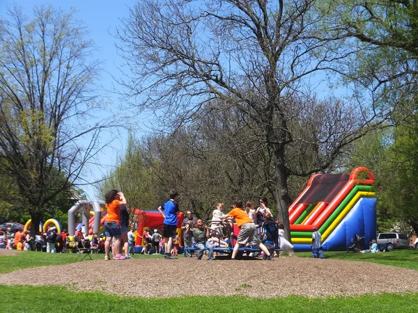 Lekplats på 2014 tulip festival på washington park i albany, new york state — Stockfoto