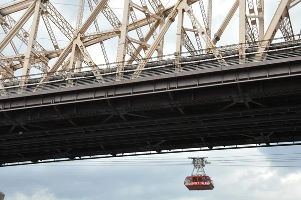 Roosevelt island linbana spårvagn i new york — Stockfoto