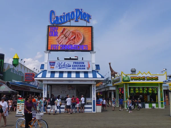 New Jersey'deki Jersey sahilinde denize yükseklikte Casino Pier — Stok fotoğraf