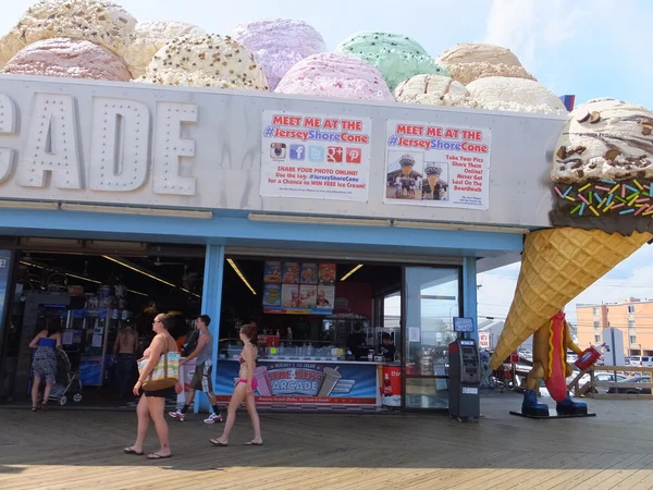 New Jersey'deki Jersey sahilinde denize yükseklikte Casino Pier — Stok fotoğraf