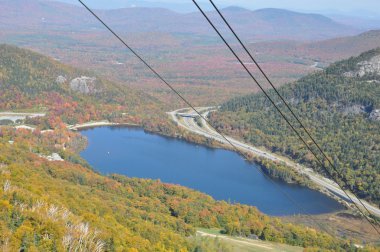 yeşillik görünüm new Hampshire, ABD dağ topu düşer