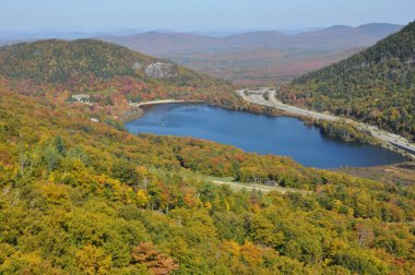 yeşillik görünüm new Hampshire, ABD dağ topu düşer