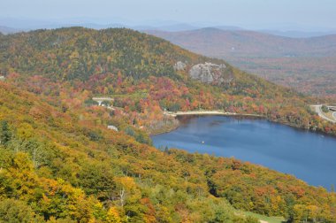 yeşillik görünüm new Hampshire, ABD dağ topu düşer