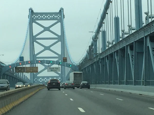 在费城的本杰明 · 富兰克林桥 — 图库照片