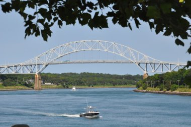 Cape Cod Kanalı 'ndaki Sagamore Köprüsü