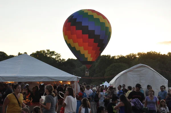 Glow μπαλόνι σούρουπο στο Φεστιβάλ αερόστατο ζεστού αέρα Plainville Fire Company 2015 — Φωτογραφία Αρχείου