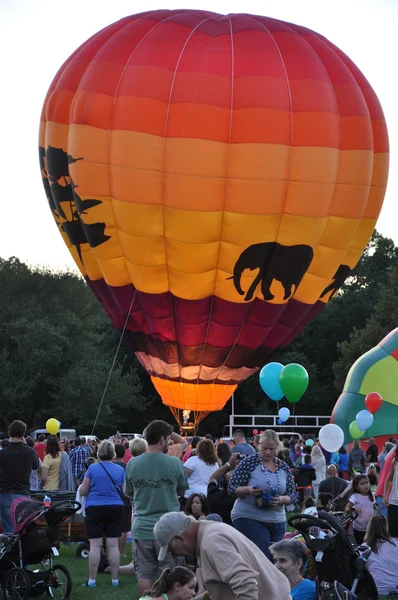 Globo resplandor al anochecer en el 2015 Plainville Fire Company Hot Air Balloon Festival — Foto de Stock