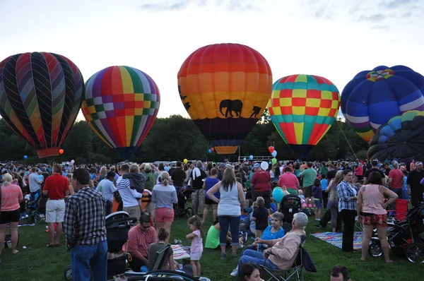 Balloon Glow al tramonto al Plainville Fire Company Hot Air Balloon Festival 2015 — Foto Stock