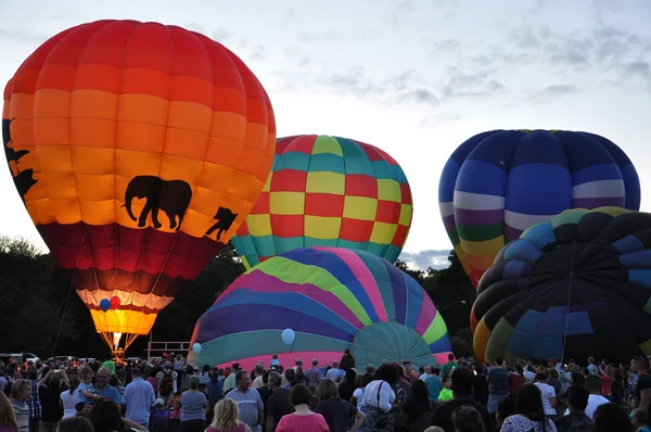 Brilho de balão ao anoitecer no 2015 Plainville Fire Company Hot Air Balloon Festival — Fotografia de Stock