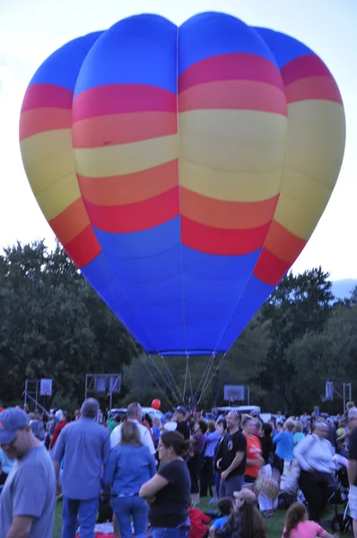 Éclat de montgolfière au crépuscule au Festival des montgolfières de la Compagnie d'incendie de Plainville 2015 — Photo