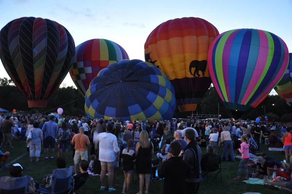 Ballonglühen in der Abenddämmerung beim Heißluftballonfestival der Firma Plainville Fire Company 2015 — Stockfoto