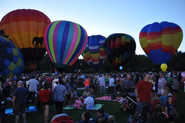 Globo resplandor al anochecer en el 2015 Plainville Fire Company Hot Air Balloon Festival — Foto de Stock