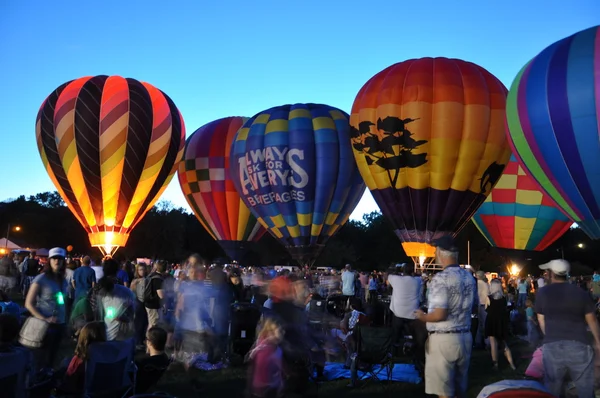 Globo resplandor al anochecer en el 2015 Plainville Fire Company Hot Air Balloon Festival — Foto de Stock