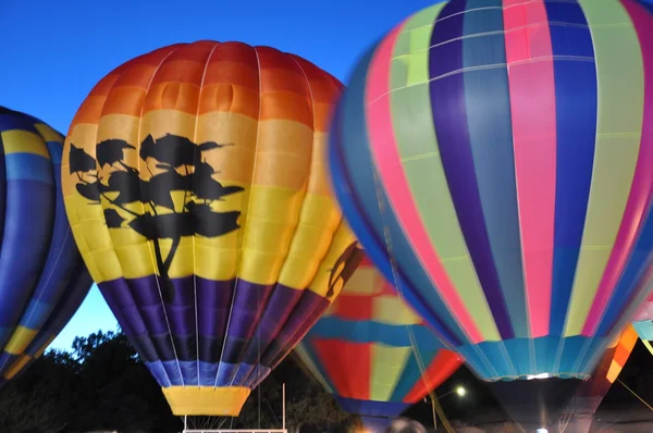 Brilho de balão ao anoitecer no 2015 Plainville Fire Company Hot Air Balloon Festival — Fotografia de Stock