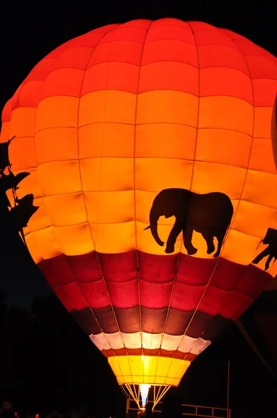 Ballon gloed in de schemering op de 2015 Plainville brand bedrijf Hot Air ballonfestival — Stockfoto
