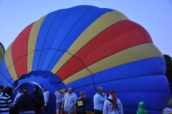 Uruchomienie balonu na świcie w 2015 r. Plainville ognia firmy Hot Air Balloon Festival — Zdjęcie stockowe