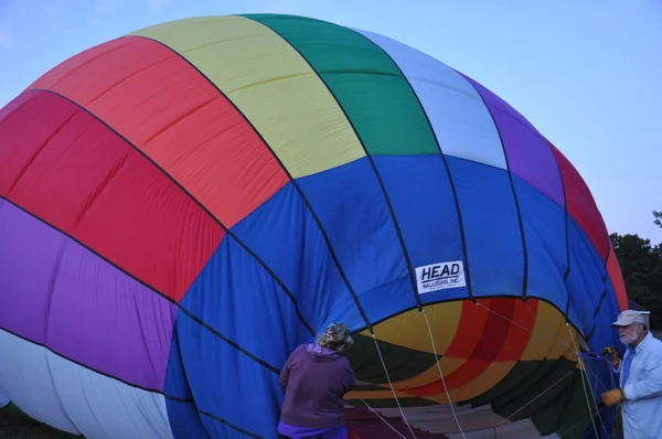 Uruchomienie balonu na świcie w 2015 r. Plainville ognia firmy Hot Air Balloon Festival — Zdjęcie stockowe