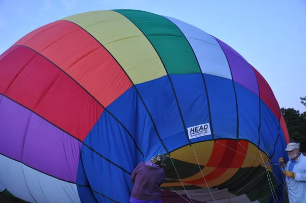 Ballonstart im Morgengrauen beim Heißluftballonfestival der Feuerwehr Plainville 2015 — Stockfoto