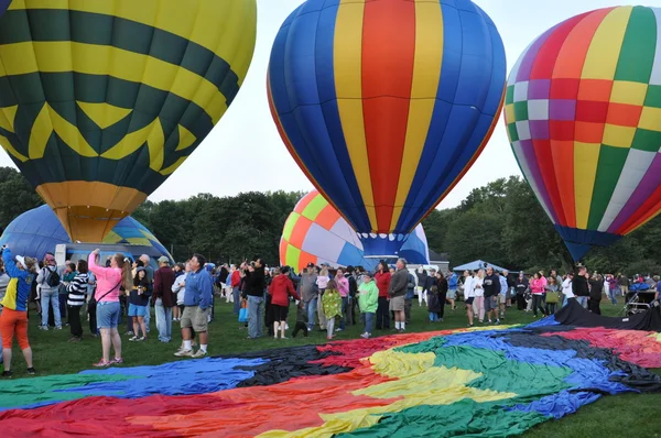 Şafakta 2015 Plainville yangın şirket sıcak hava balon Festivali açılışında balon — Stok fotoğraf