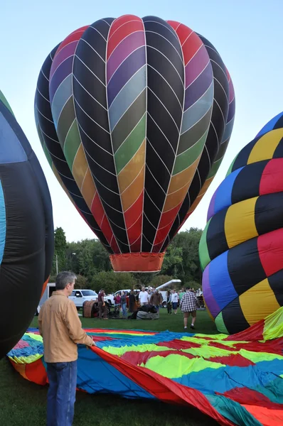 2015 플레인 빌 불 회사 뜨거운 공기 풍선 축제에서 새벽에 풍선 발사 — 스톡 사진