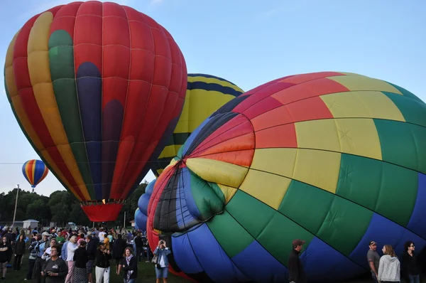 Uruchomienie balonu na świcie w 2015 r. Plainville ognia firmy Hot Air Balloon Festival — Zdjęcie stockowe