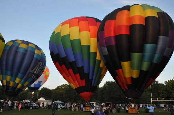 Lançamento do balão ao amanhecer no 2015 Plainville Fire Company Hot Air Balloon Festival — Fotografia de Stock