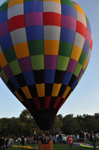 Uruchomienie balonu na świcie w 2015 r. Plainville ognia firmy Hot Air Balloon Festival — Zdjęcie stockowe