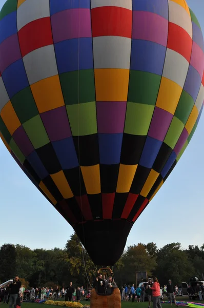 Ballong lanseringen i gryningen på 2015 Plainville brand företaget varmluft ballong Festival — Stockfoto