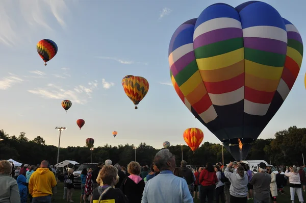 Lanzamiento de globos al amanecer en el 2015 Plainville Fire Company Hot Air Balloon Festival — Foto de Stock